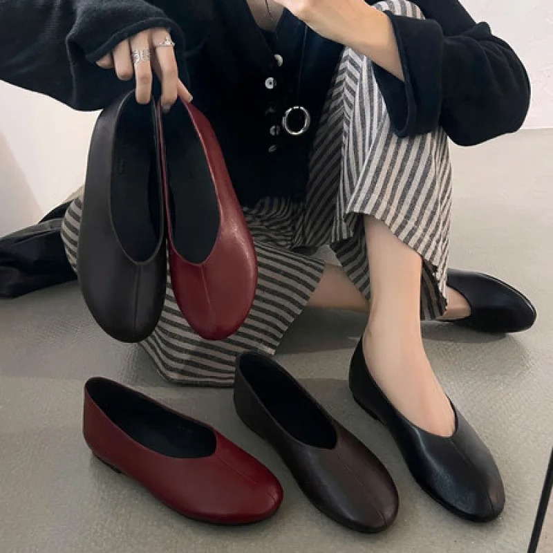 Leather Work Flats Women - รองเท้าส้นเตี้ยแบบสวมสีแดงเบอร์กันดีสำหรับผู้หญิงรุ่นใหม่ประจำฤดูใบไม้ผลิปี 2026 หัวกลม สวมใส่สบาย ดีไซน์หรูหรา เหมาะสำหรับใส่ทำงานในออฟฟิศ