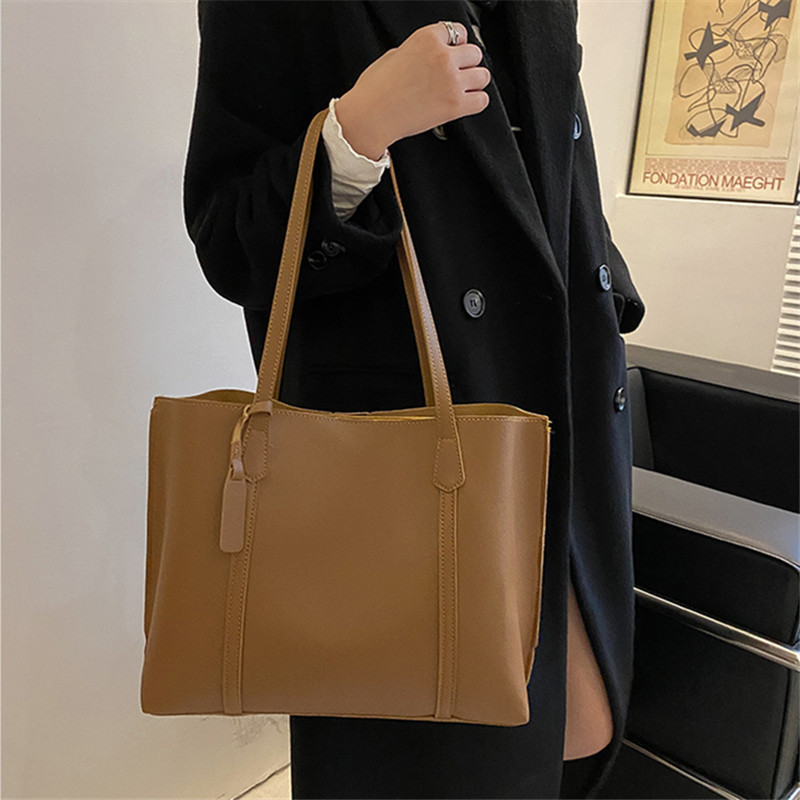 กระเป๋าโท้ทหนังเทียมสีดำคลาสสิ - Leatherworking Classic บทวิจารณ์และราคา